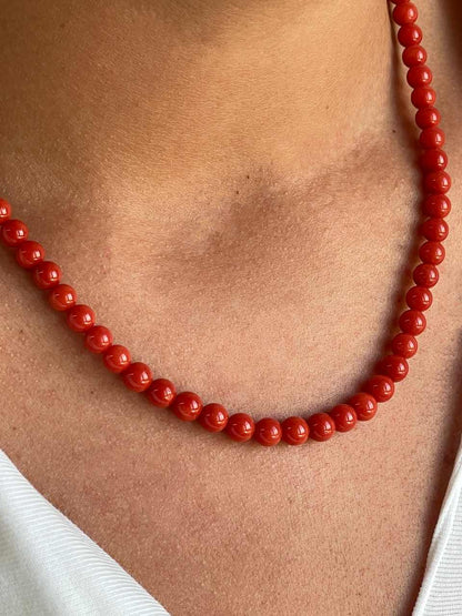 Gargantilla COMPAS de bolas de coral engarzados con cierre oro 18 ktes