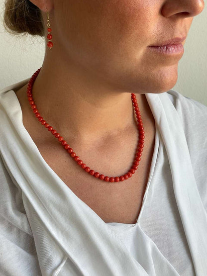 Gargantilla COMPAS de bolas de coral engarzados con cierre oro 18 ktes