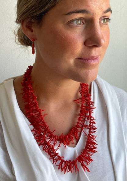 FINGI earring in 18-karat yellow gold and coral beads.