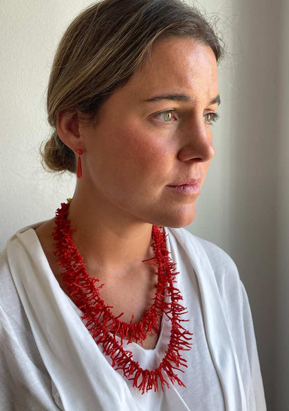 FINGI earring in 18-karat yellow gold and coral beads.