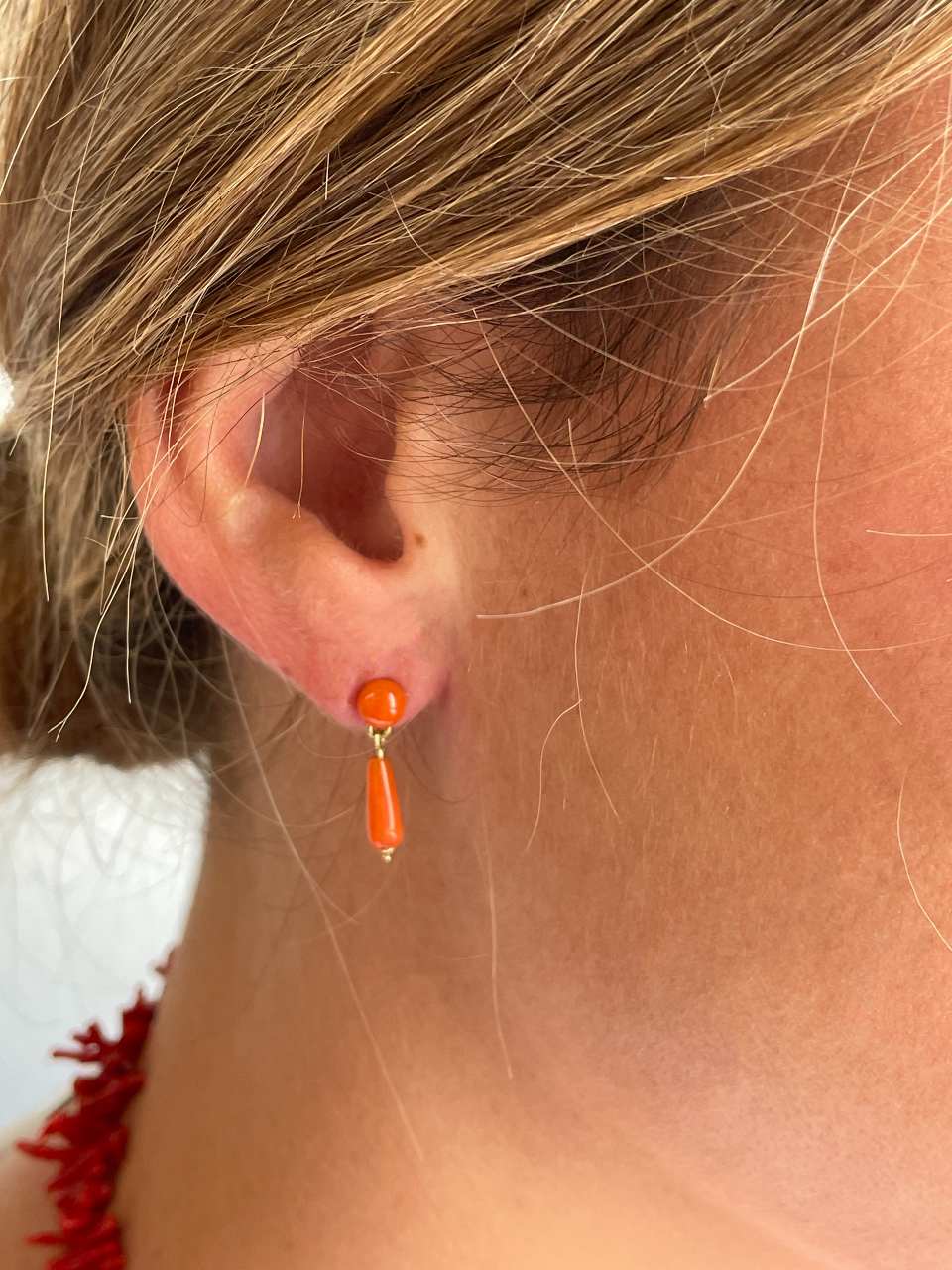 FINGI earring in 18-karat yellow gold and coral beads.