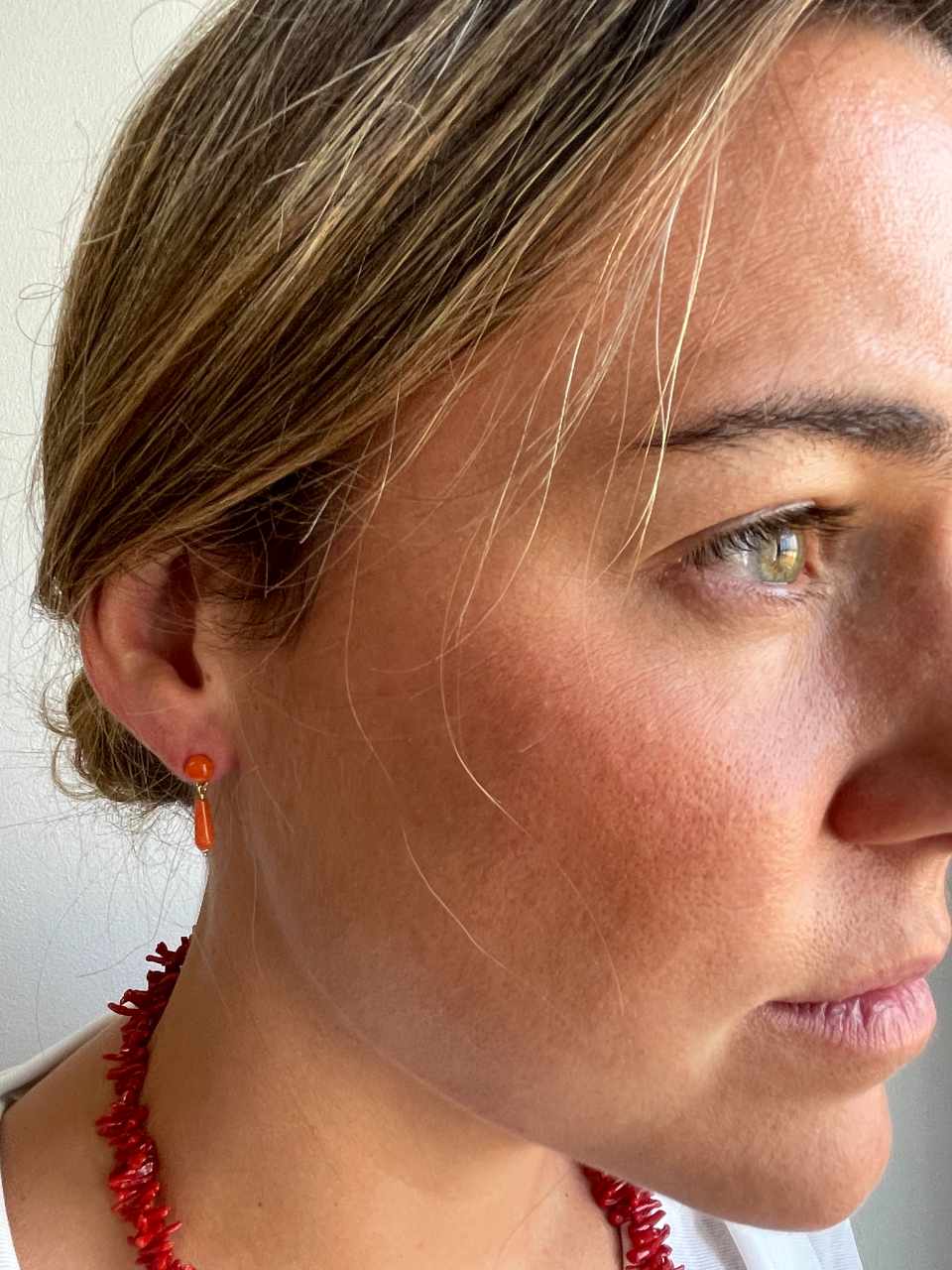 FINGI earring in 18-karat yellow gold and coral beads.