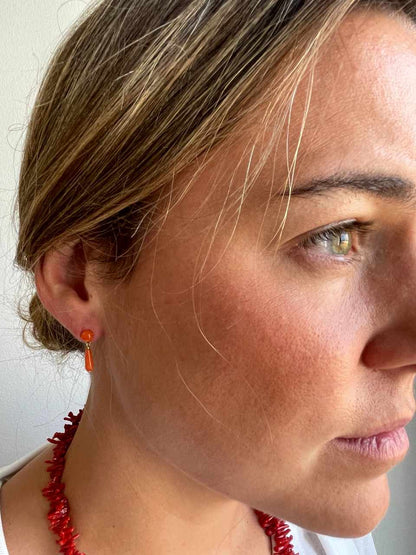 FINGI earring in 18-karat yellow gold and coral beads.