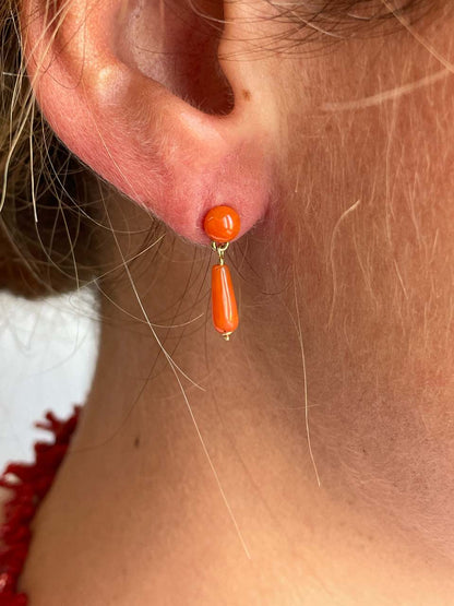 FINGI earring in 18-karat yellow gold and coral beads.