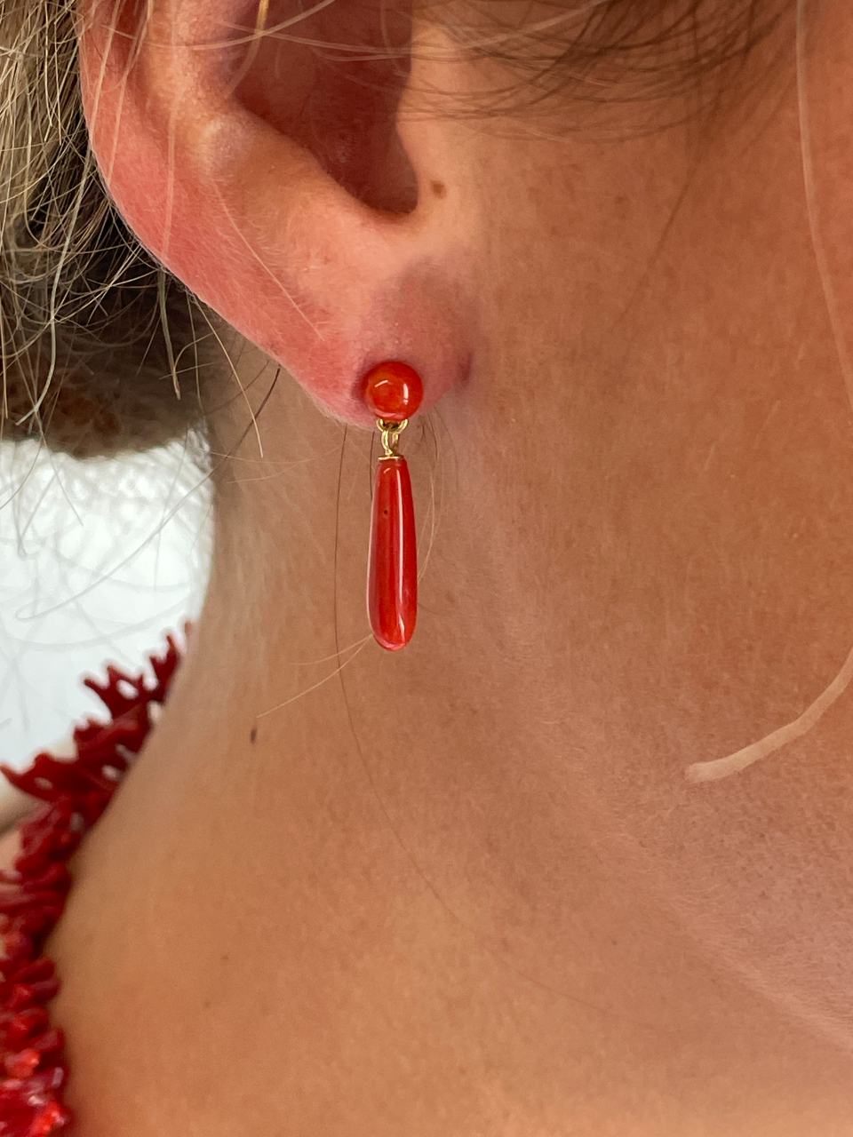 FINGI earring in 18-karat yellow gold and coral beads.