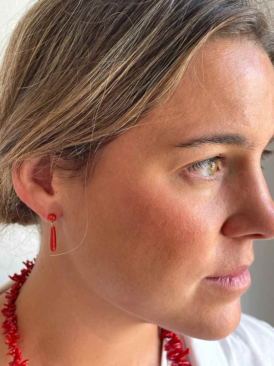FINGI earring in 18-karat yellow gold and coral beads.