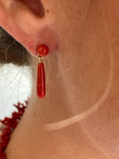FINGI earring in 18-karat yellow gold and coral beads.