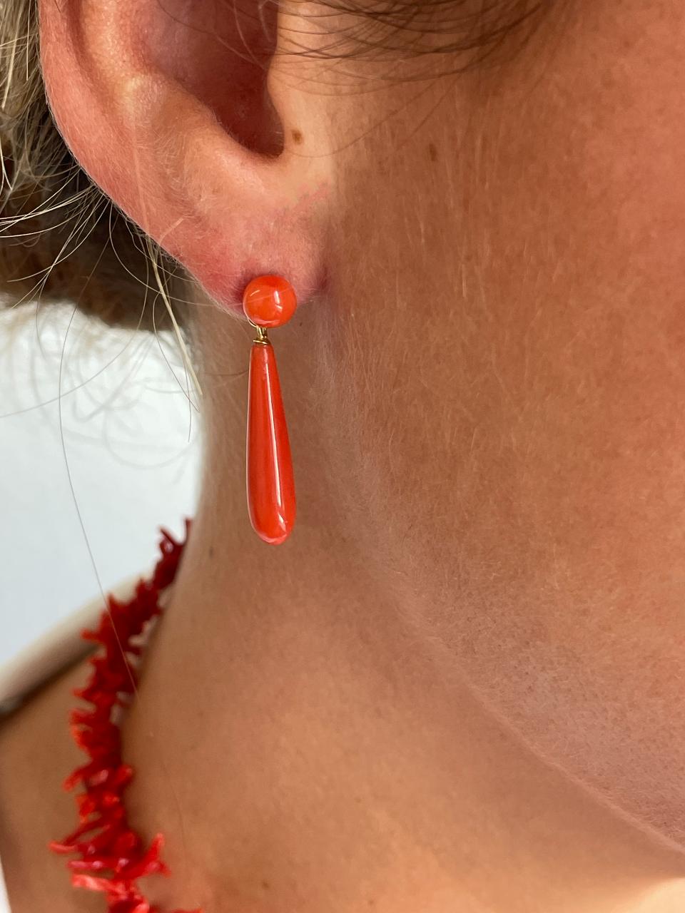 FINGI earring in 18-karat yellow gold and coral beads.