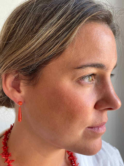 FINGI earring in 18-karat yellow gold and coral beads.