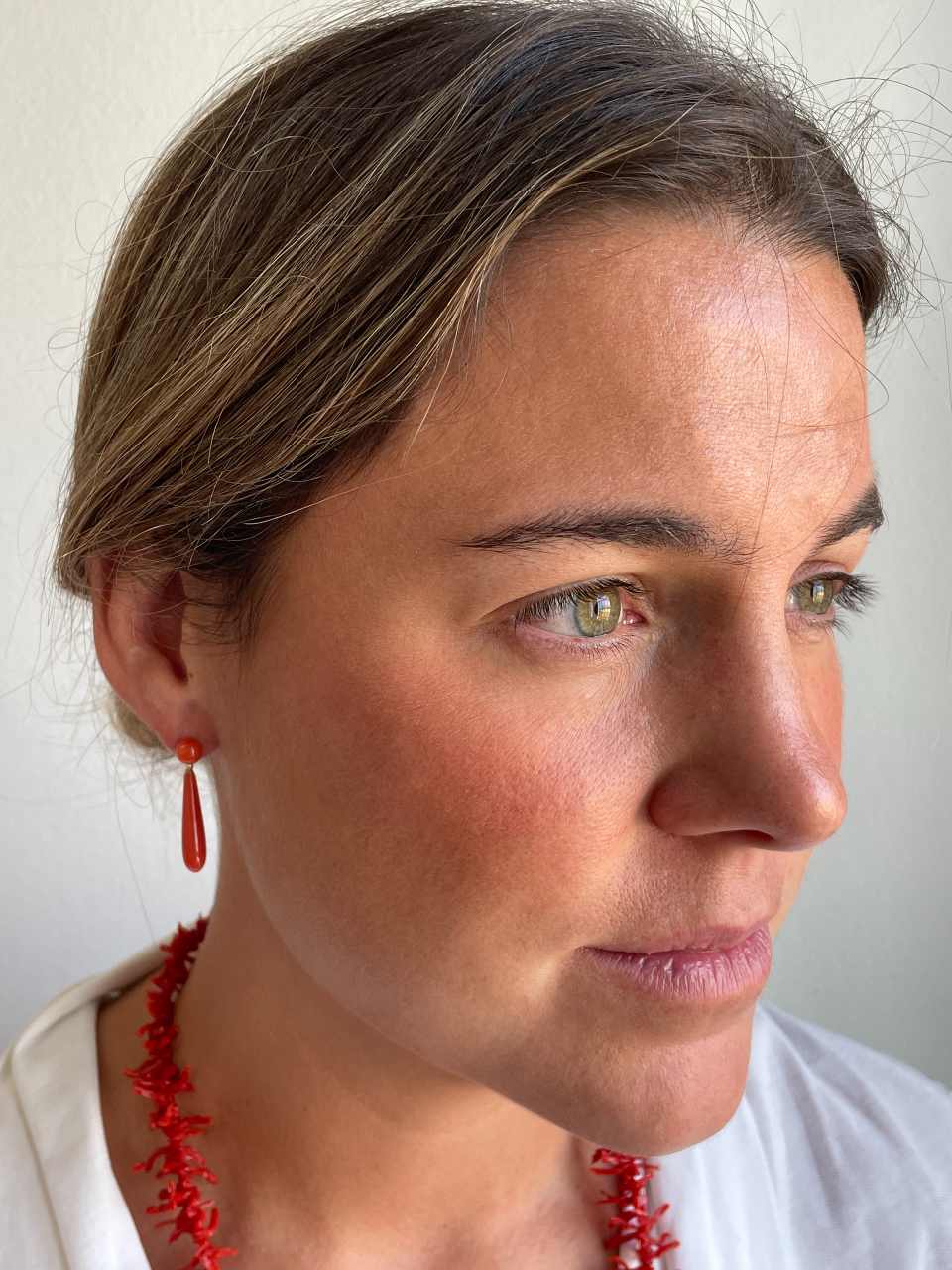 FINGI earring in 18-karat yellow gold and coral beads.