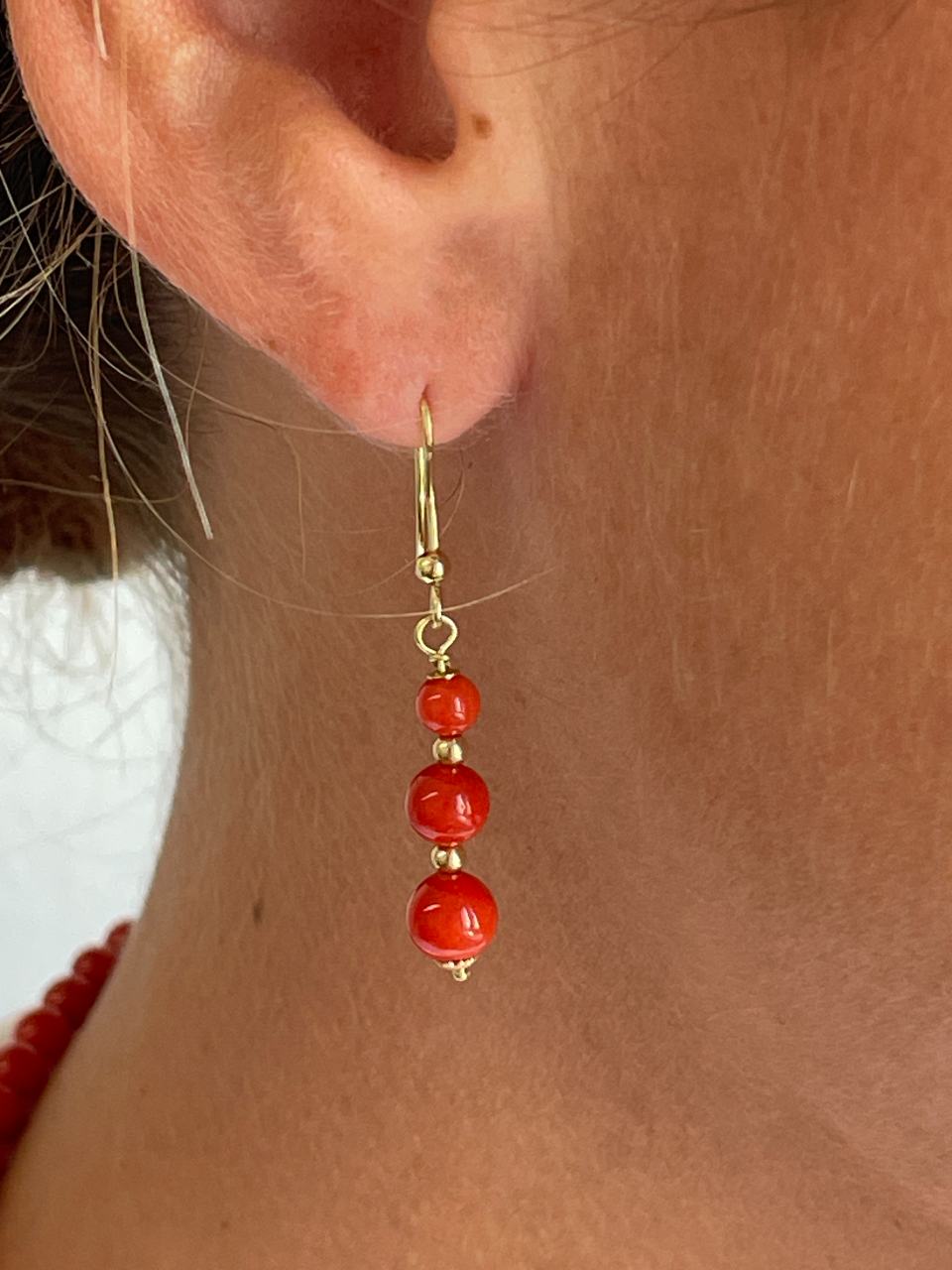 FINGI earring in 18-karat yellow gold and coral beads.