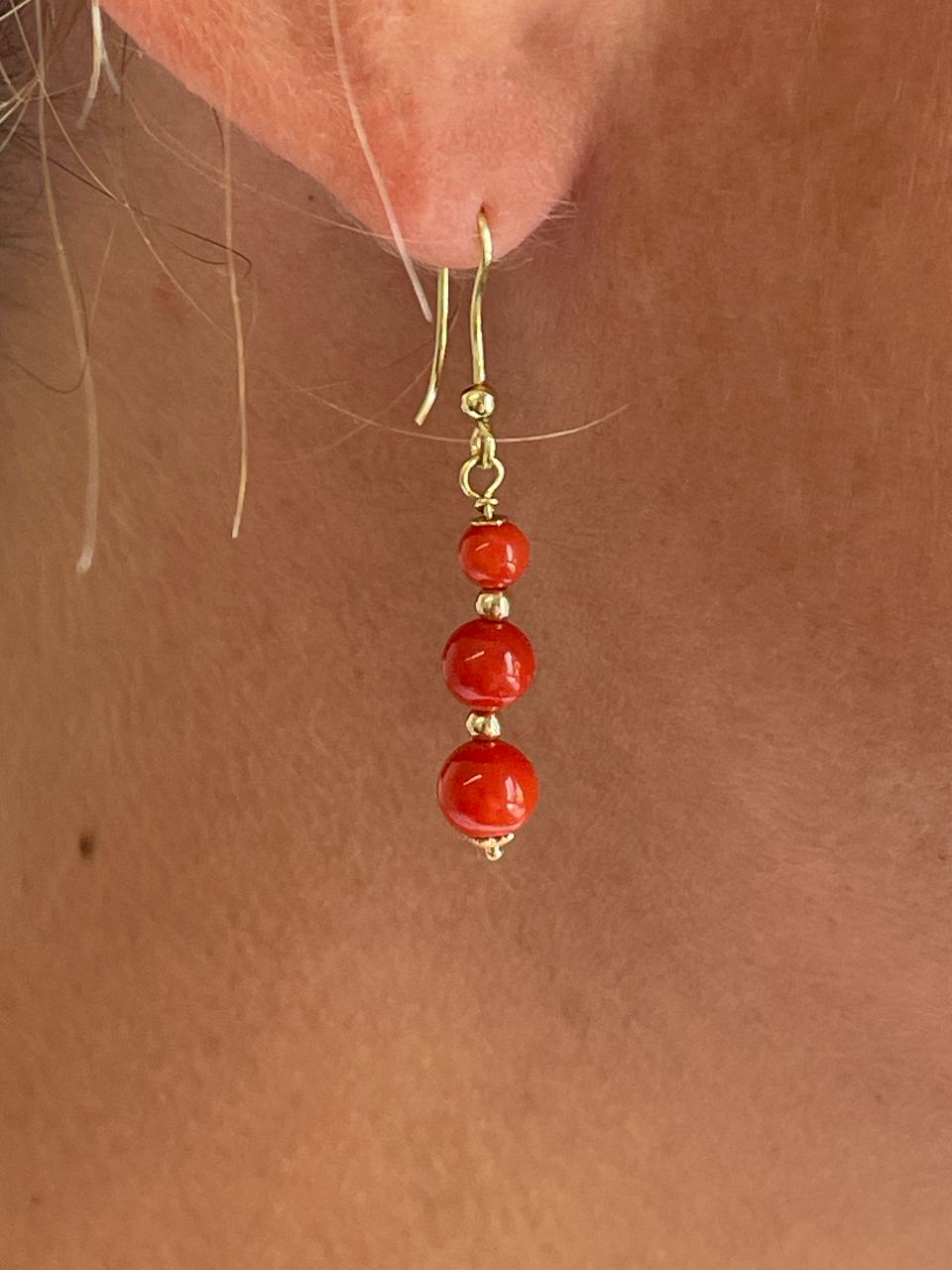 FINGI earring in 18-karat yellow gold and coral beads.