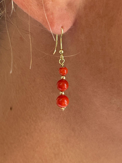 FINGI earring in 18-karat yellow gold and coral beads.