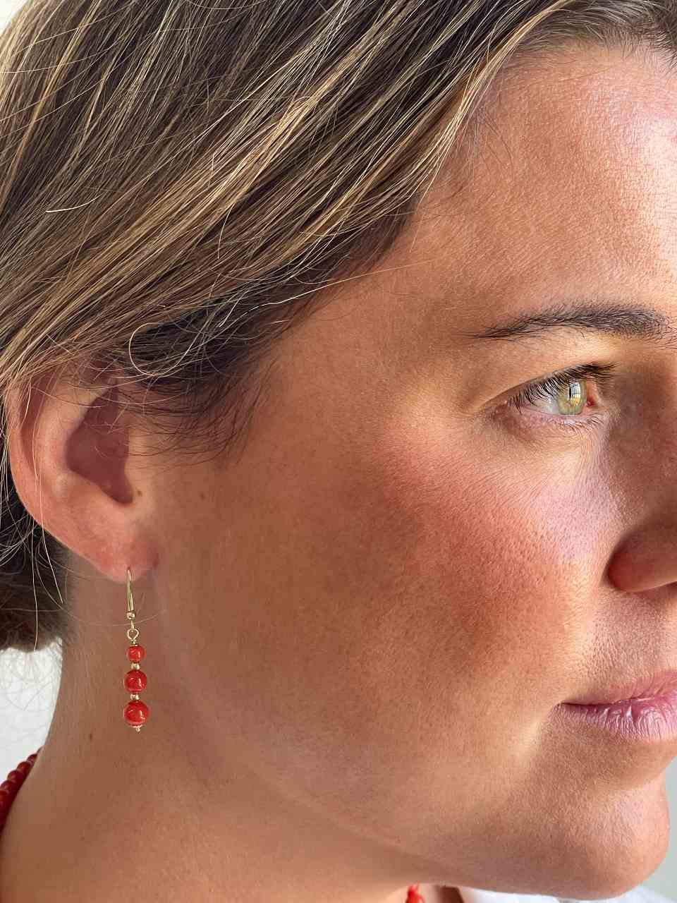 FINGI earring in 18-karat yellow gold and coral beads.