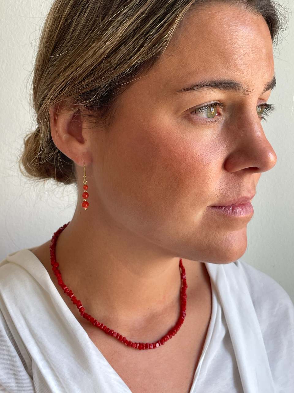 FINGI earring in 18-karat yellow gold and coral beads.
