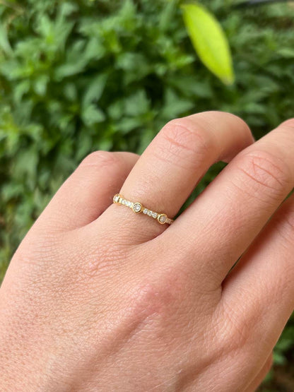 Media alianza BOMBON en oro amarillo con brillantes