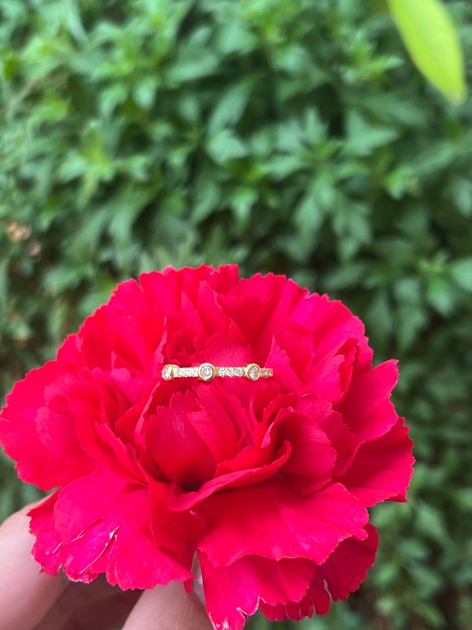 Media alianza BOMBON en oro amarillo con brillantes