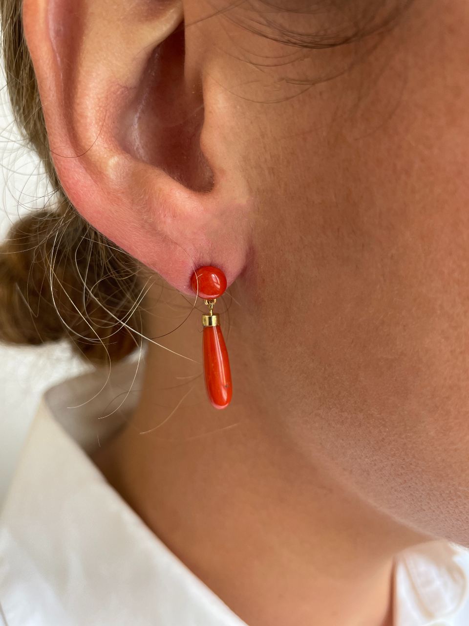 Pendientes MILOR de coral en oro amarillo de 18 kilates