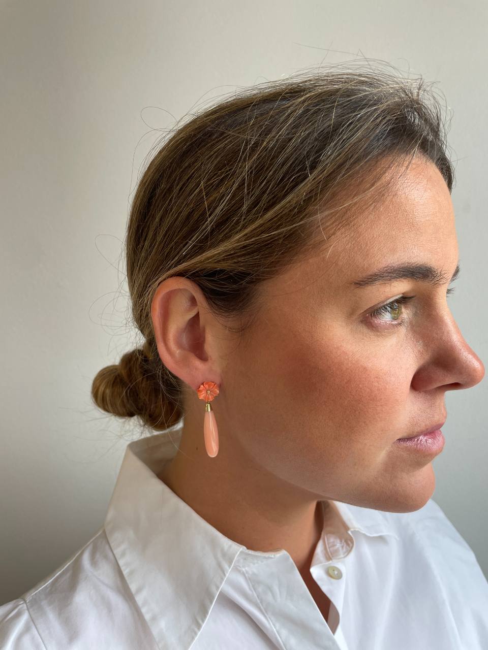 Pendientes FRAGANCIA desmontables flor de coral en oro amarillo de 18 kts