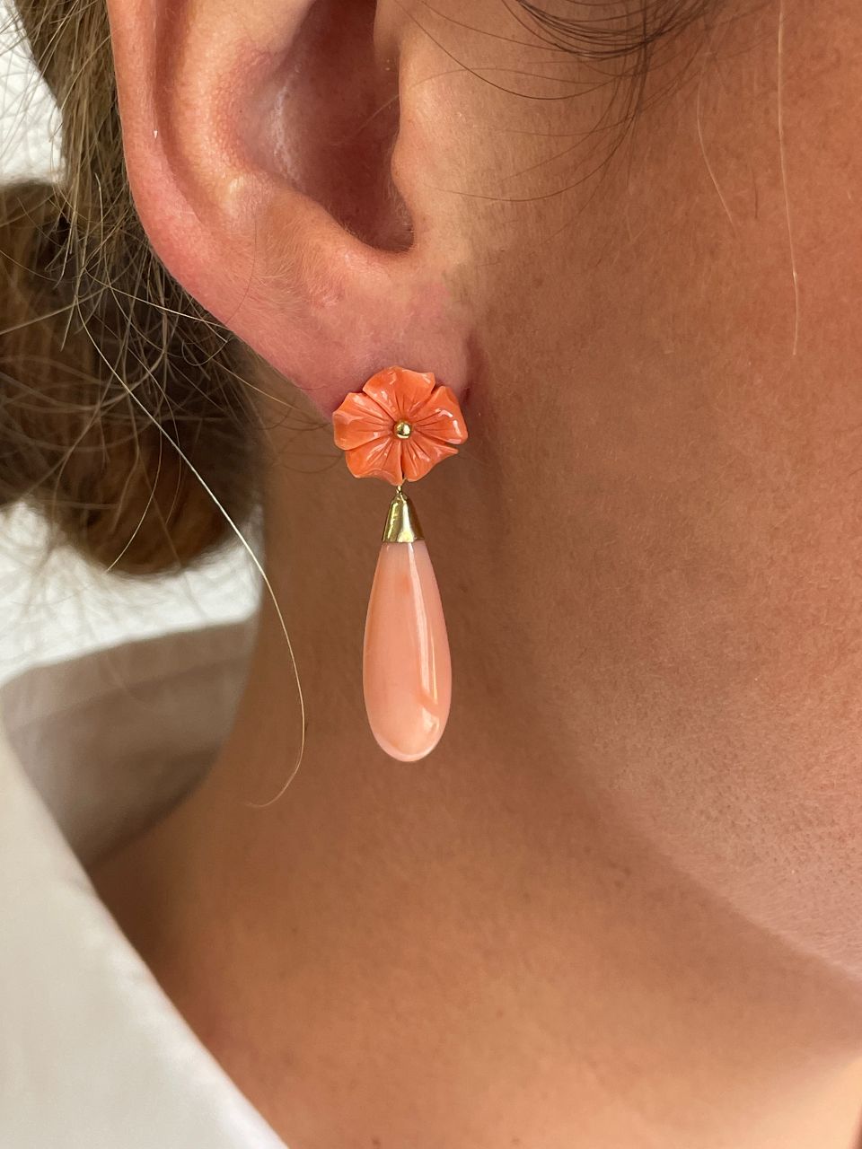 Pendientes FRAGANCIA desmontables flor de coral en oro amarillo de 18 kts