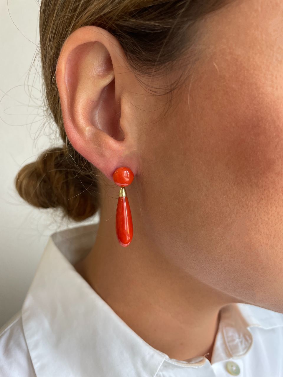 Pendientes EPICOS desmontables de coral en oro amarillo de 18 ktes.