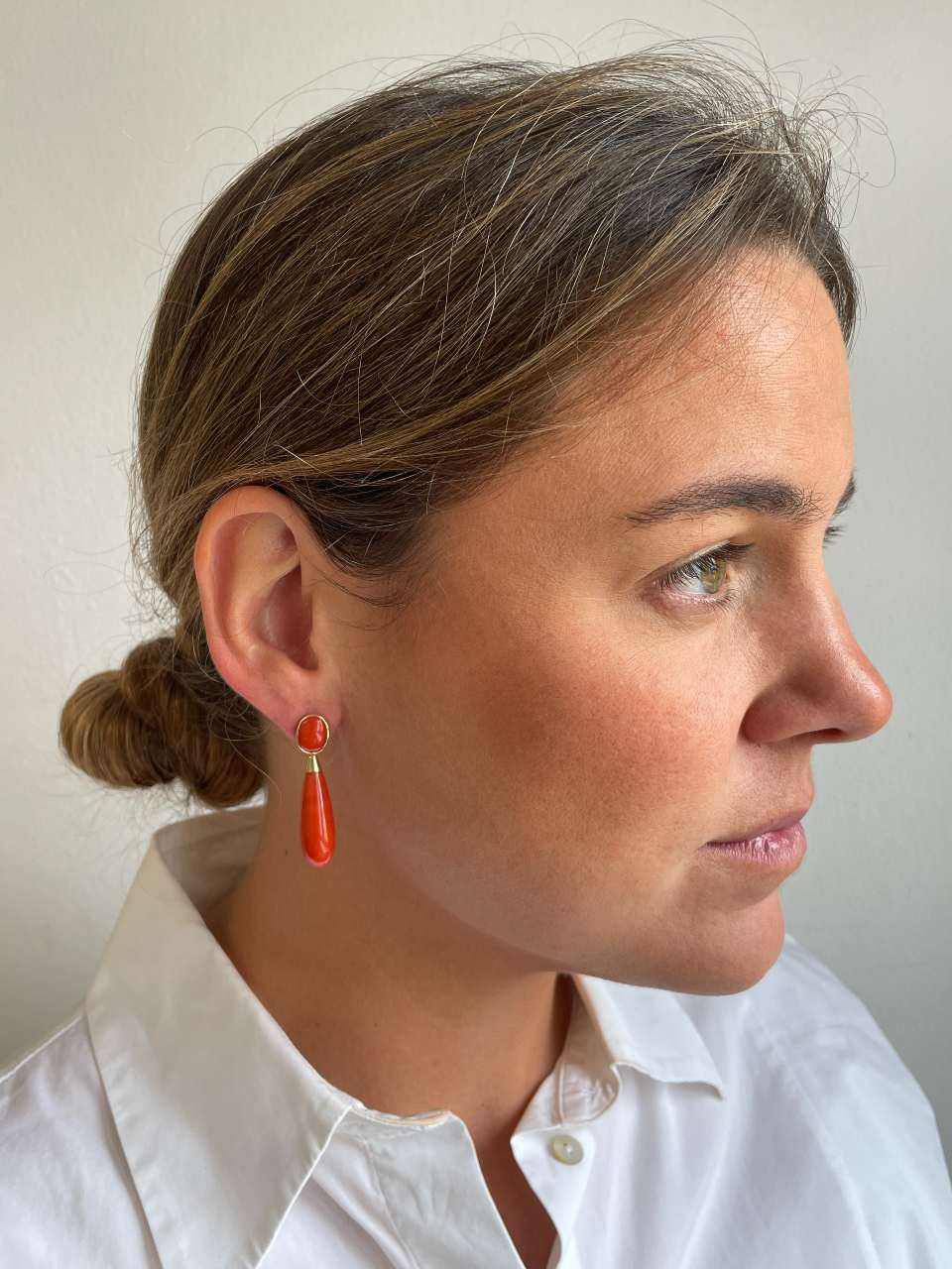 Pendientes CURIOSOS desmontables de coral en oro amarillo de 18 ktes