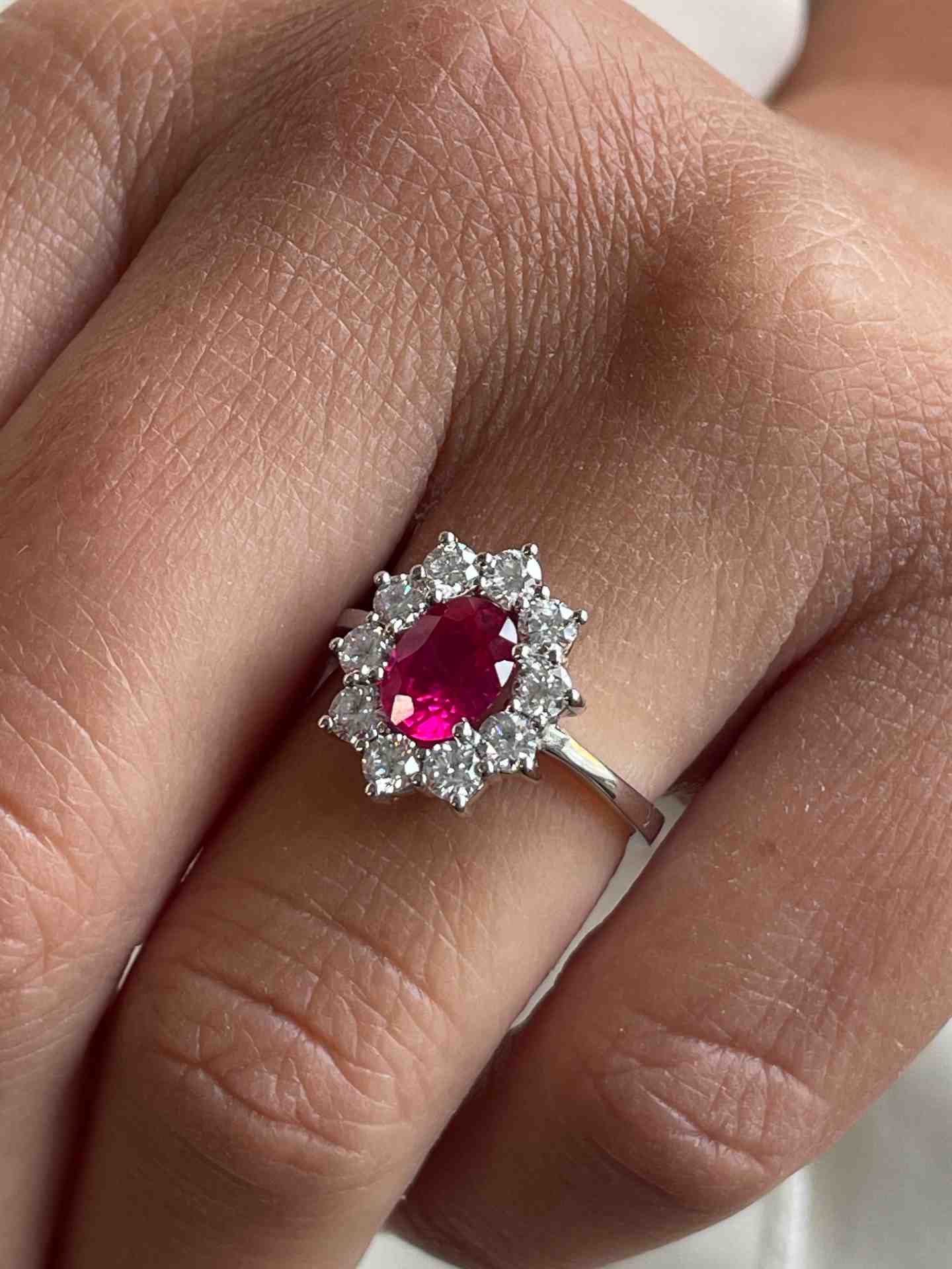 Anillo GALES roseta rubí/ zafiro y brillantes oro blanco de 18 ktes