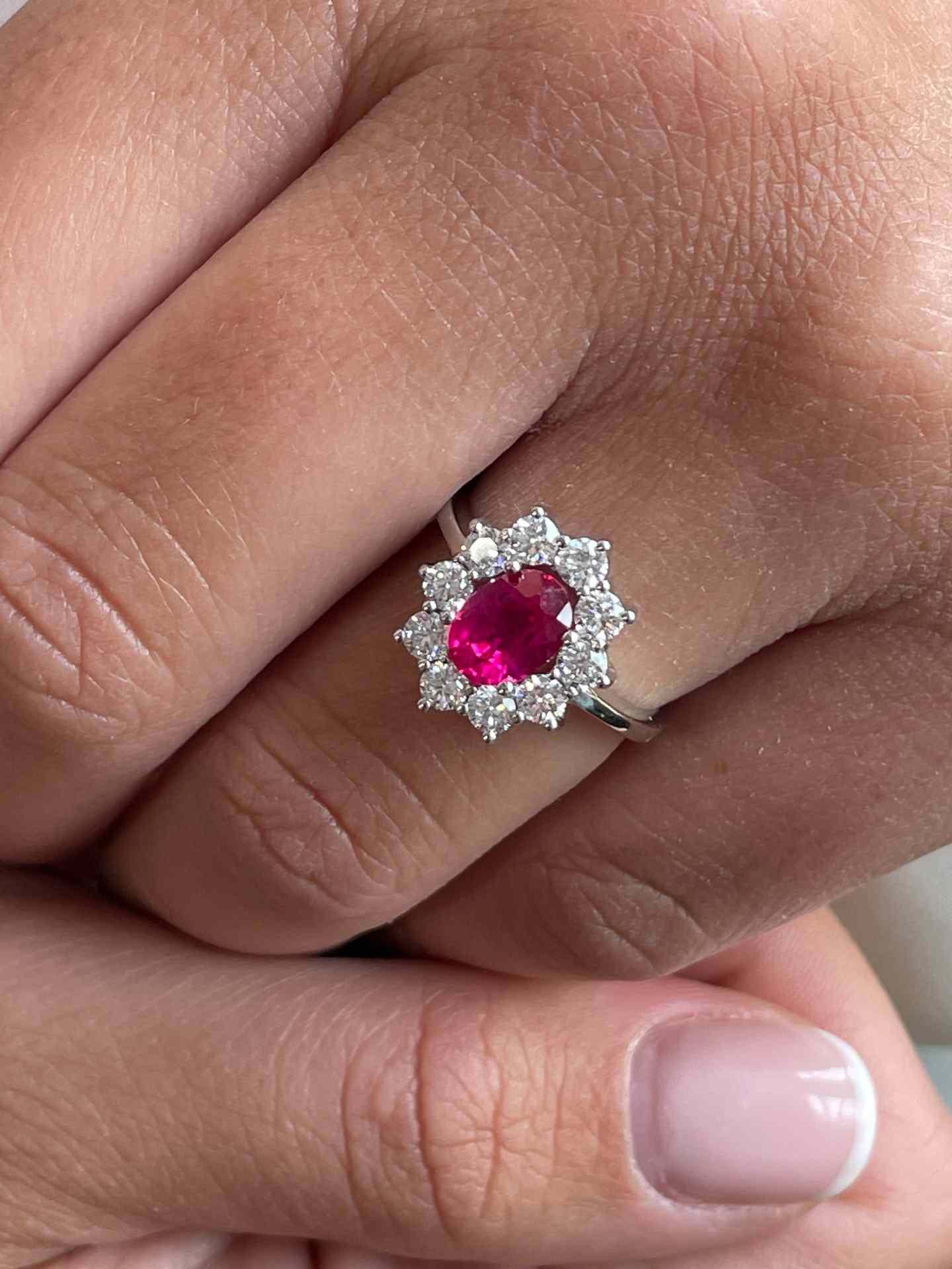 Anillo GALES roseta rubí/ zafiro y brillantes oro blanco de 18 ktes