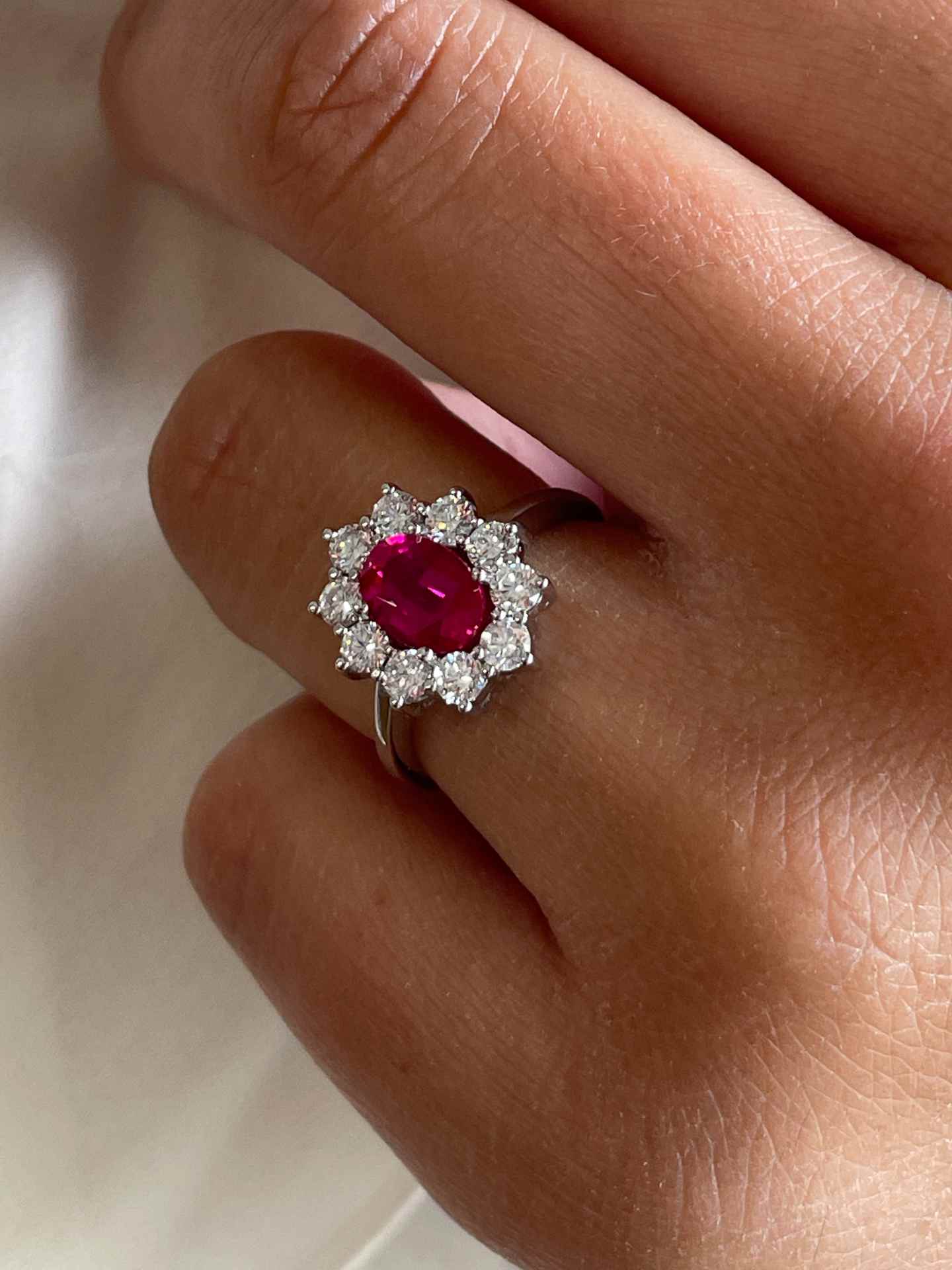 Anillo GALES roseta rubí/ zafiro y brillantes oro blanco de 18 ktes