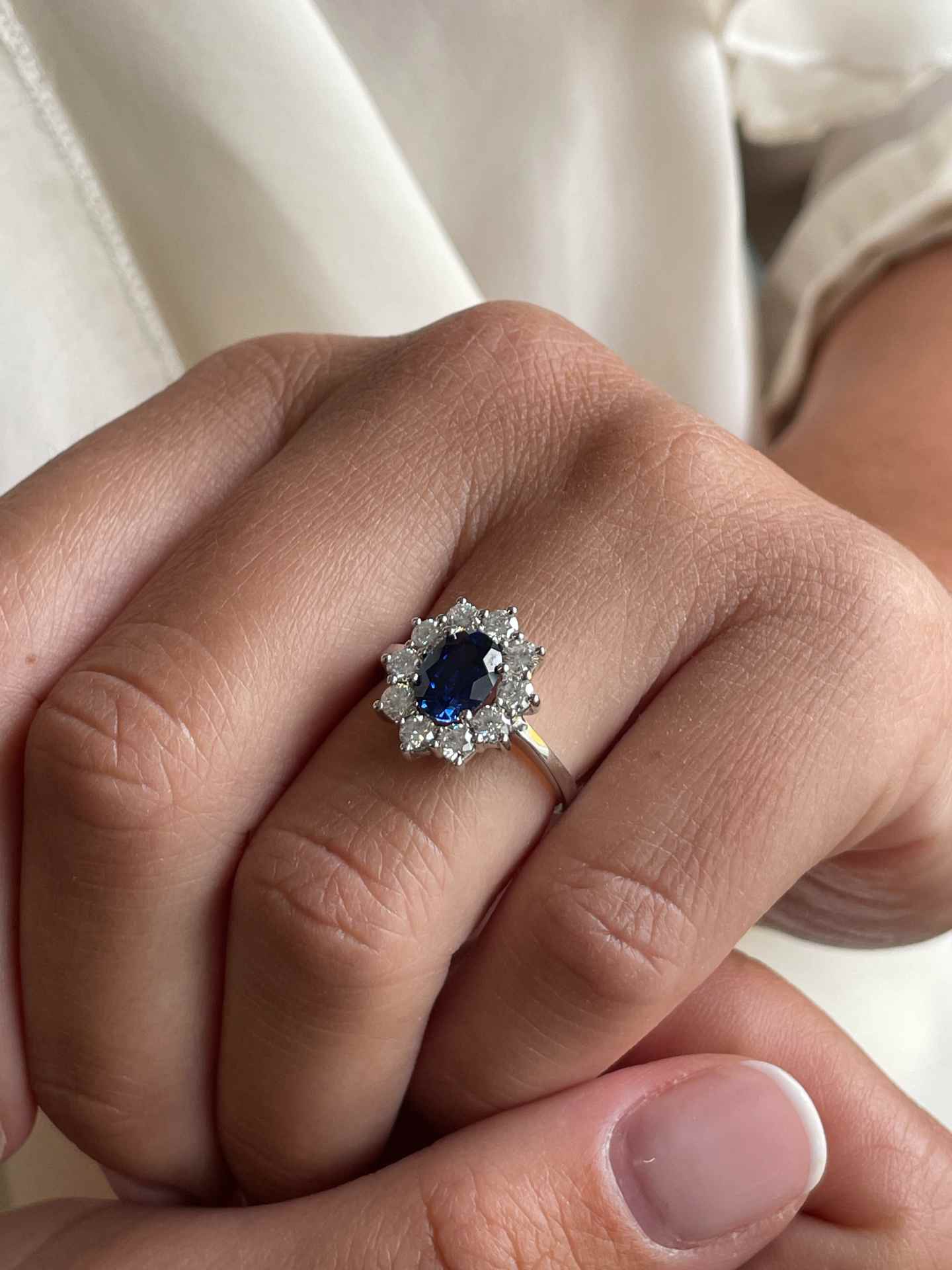 Anillo GALES roseta rubí/ zafiro y brillantes oro blanco de 18 ktes