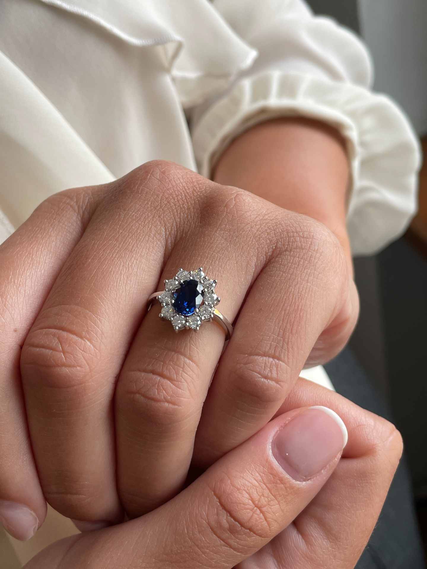 Anillo GALES roseta rubí/ zafiro y brillantes oro blanco de 18 ktes