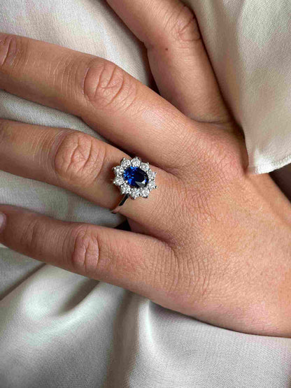 Anillo GALES roseta rubí/ zafiro y brillantes oro blanco de 18 ktes