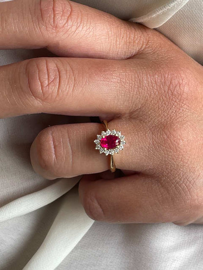 BENONI ring, oval ruby ​​rosette and diamonds, 18k white gold.