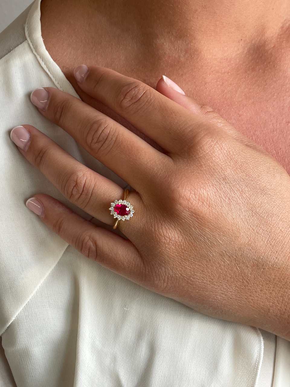 BENONI ring, oval ruby ​​rosette and diamonds, 18k white gold.