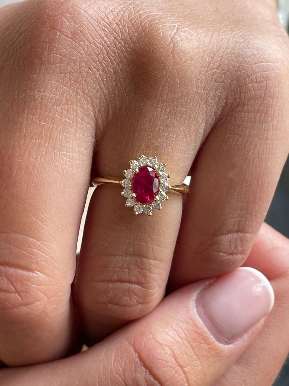 BENONI ring, oval ruby ​​rosette and diamonds, 18k white gold.