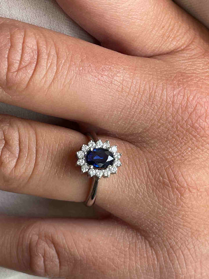 BENONI ring, oval ruby ​​rosette and diamonds, 18k white gold.