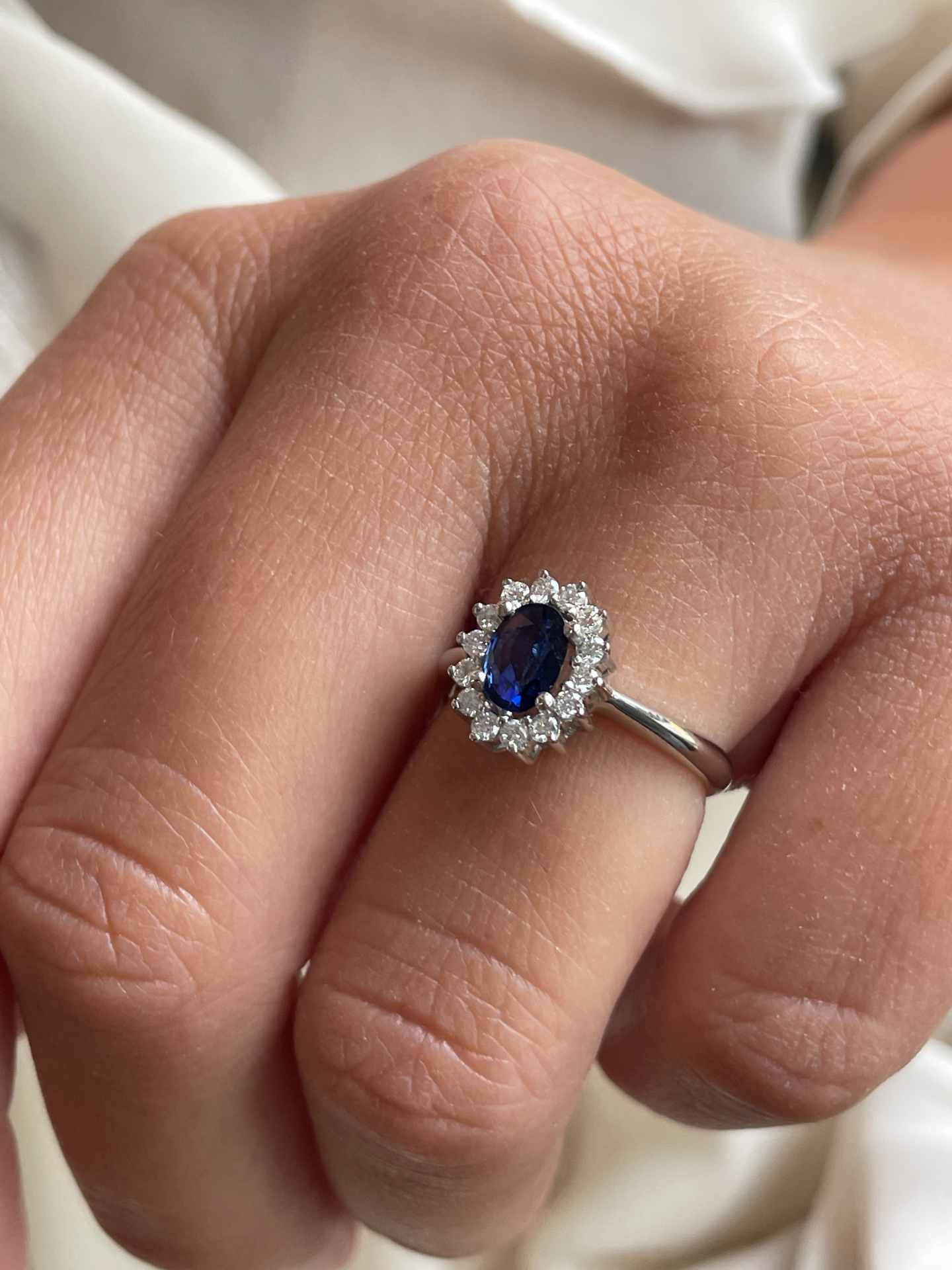 BENONI ring, oval ruby ​​rosette and diamonds, 18k white gold.