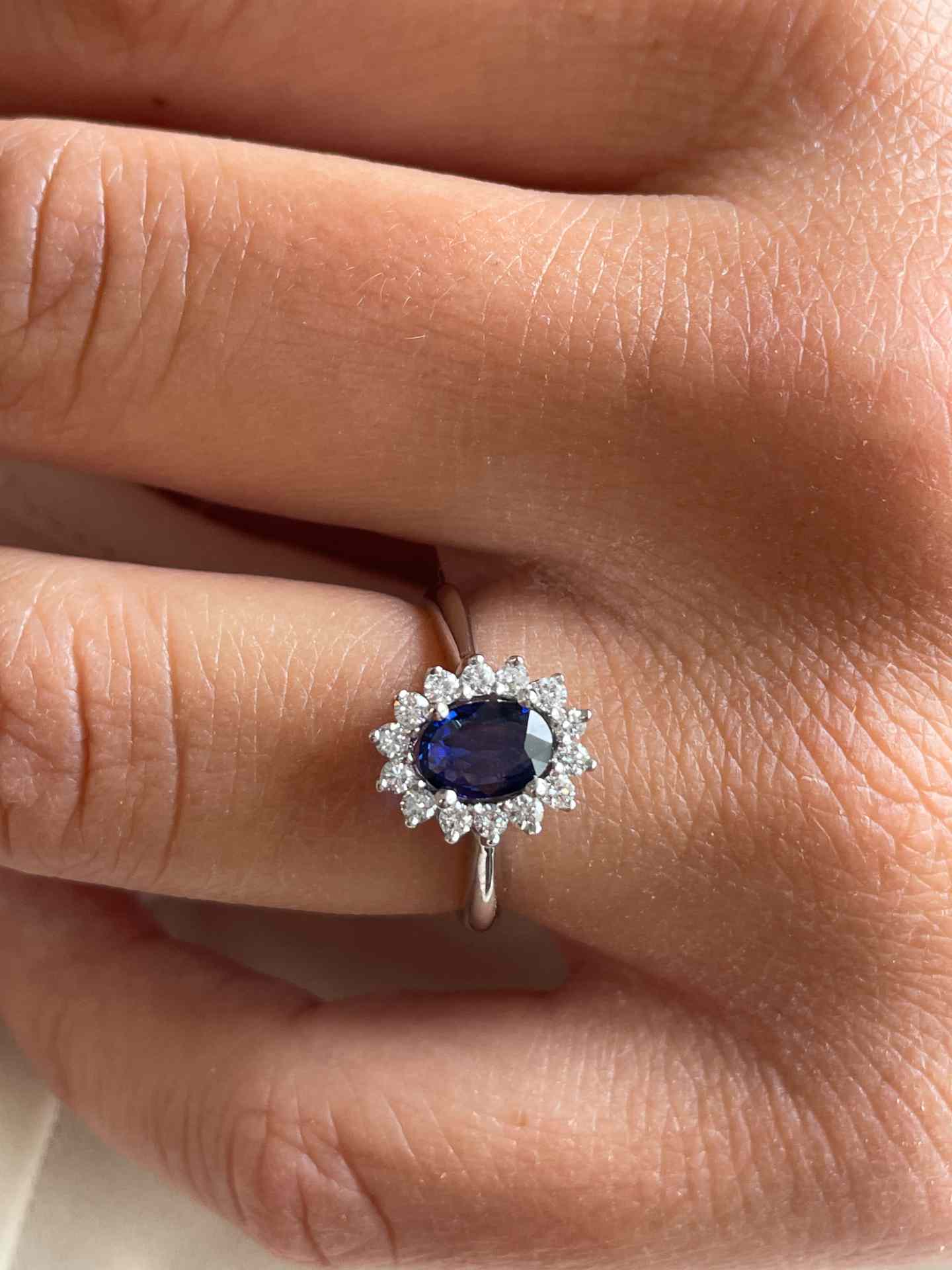 BENONI ring, oval ruby ​​rosette and diamonds, 18k white gold.