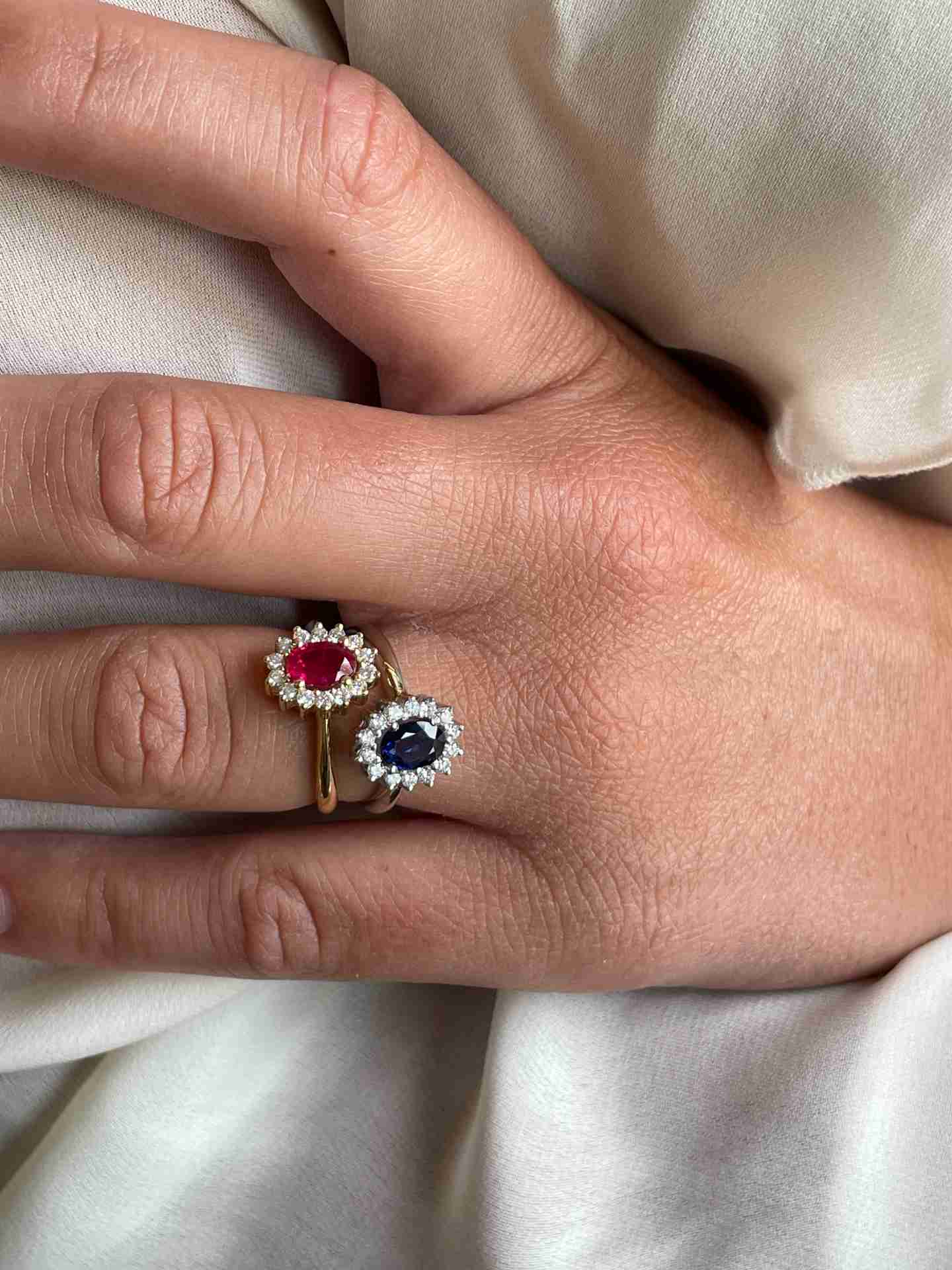 BENONI ring, oval ruby ​​rosette and diamonds, 18k white gold.