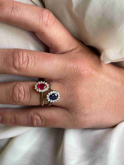 BENONI ring, oval ruby ​​rosette and diamonds, 18k white gold.