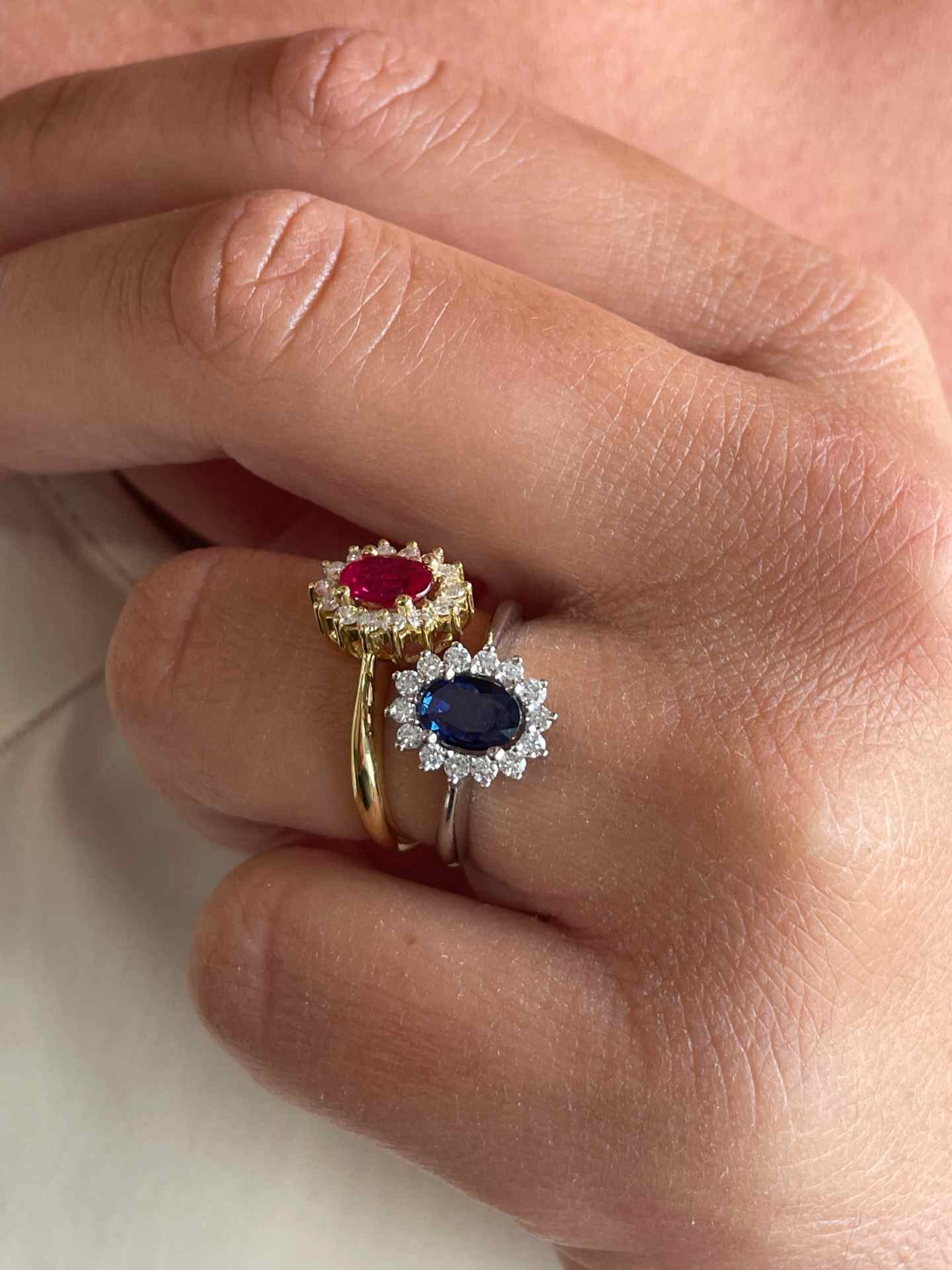 BENONI ring, oval ruby ​​rosette and diamonds, 18k white gold.