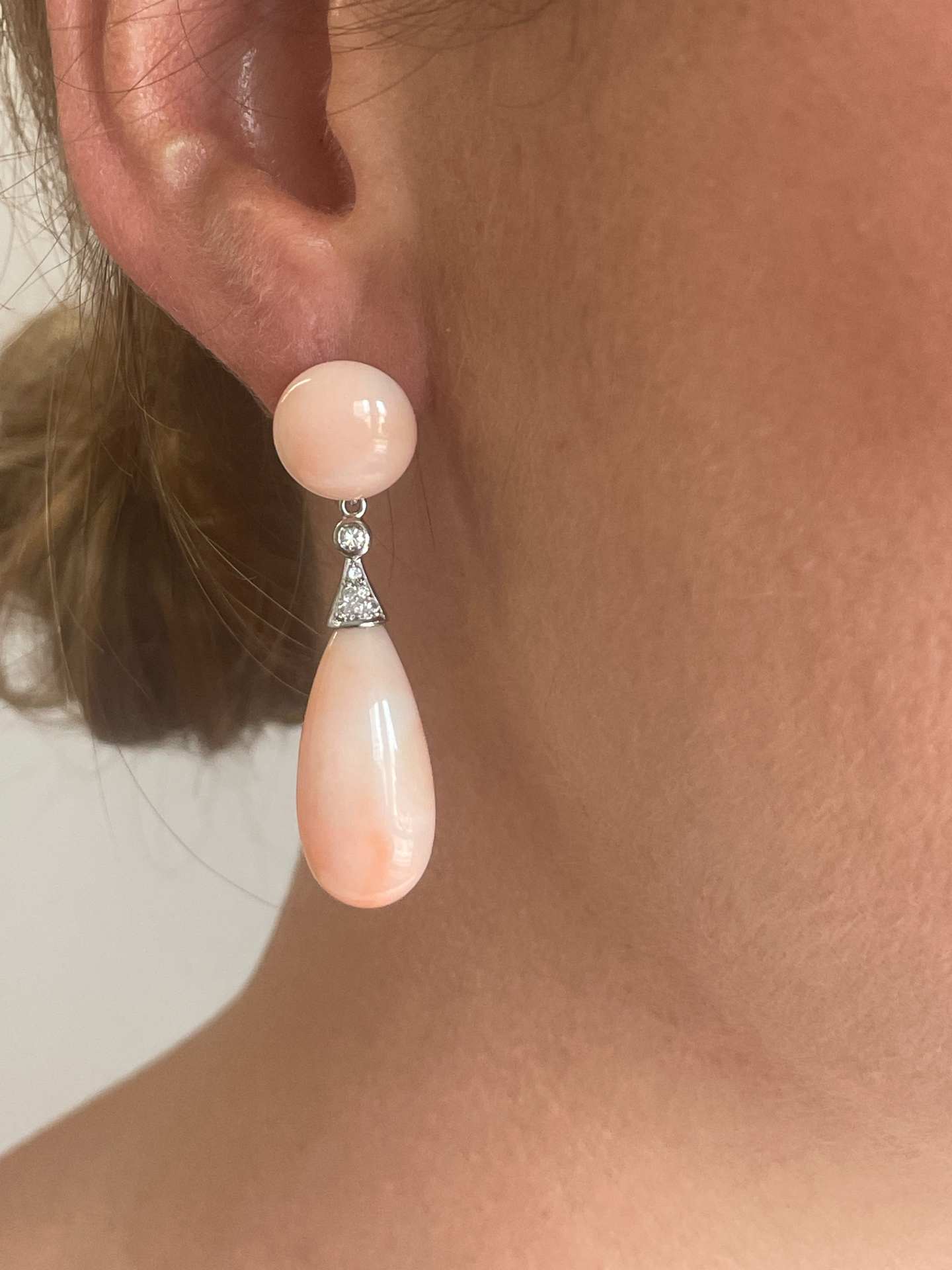 Pendientes MAESTRANZA desmontables de coral piel de ángel en oro amarillo de 18 kts