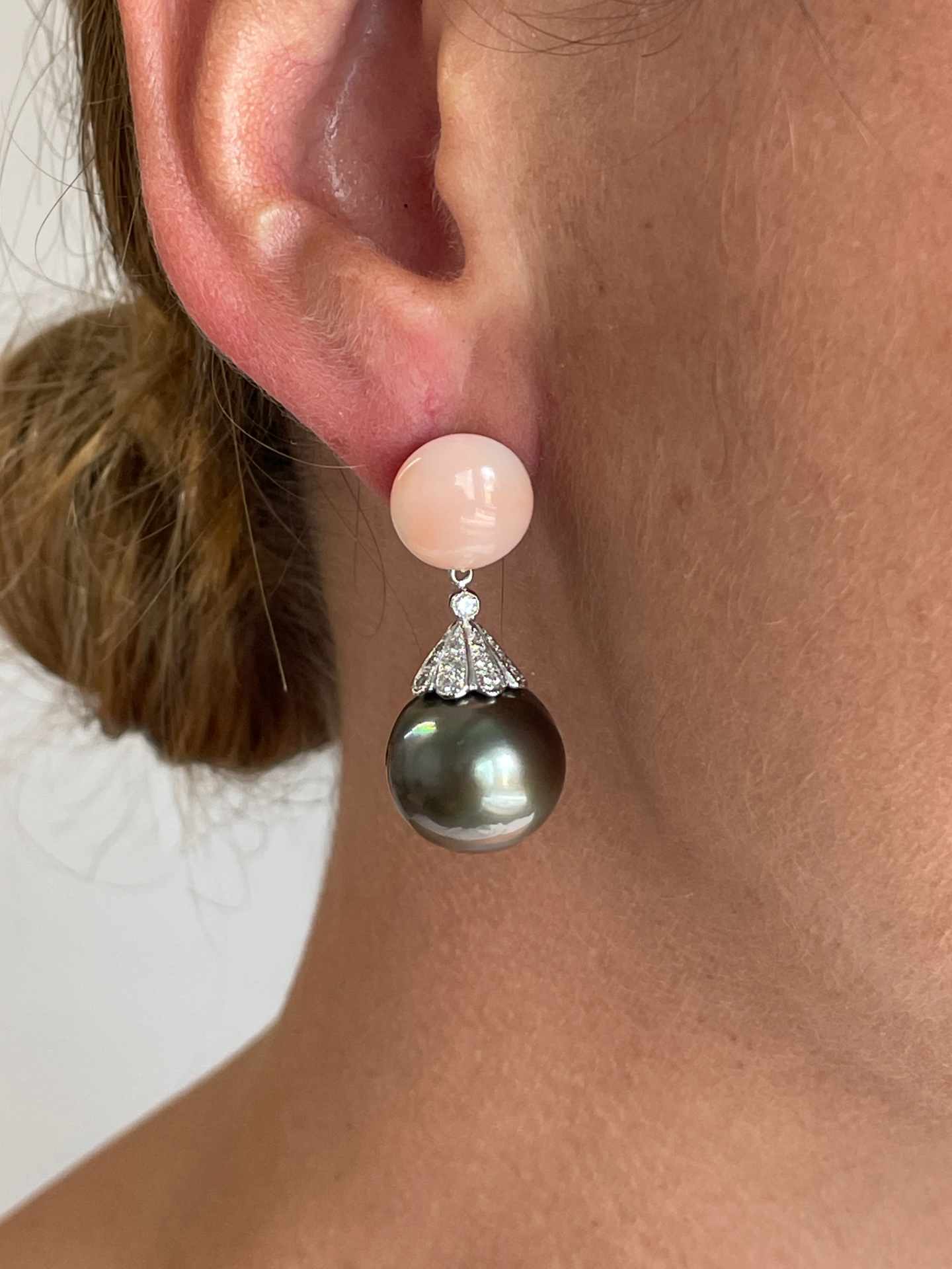 Pendientes MAESTRANZA desmontables de coral piel de ángel en oro amarillo de 18 kts