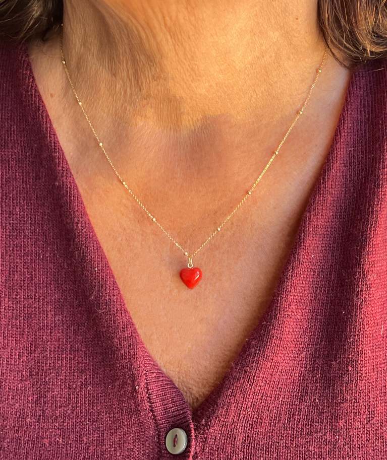 Colgante CUORE, corazón de oro de 18 kilates y corales
