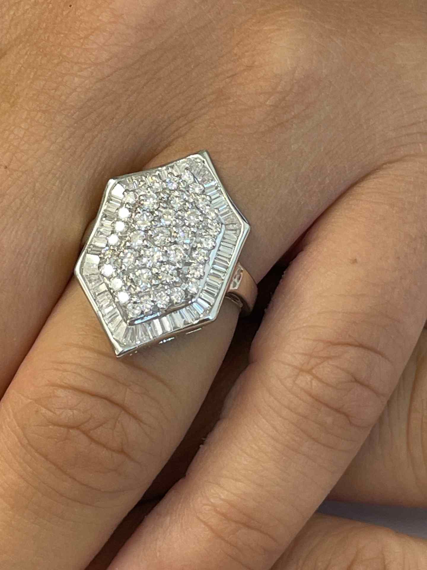 Anillo AMURRIO oro blanco 18 ktes con brillantes y baguettes