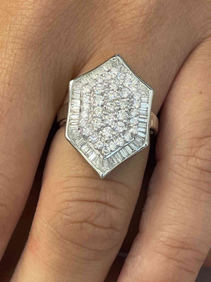 Anillo AMURRIO oro blanco 18 ktes con brillantes y baguettes
