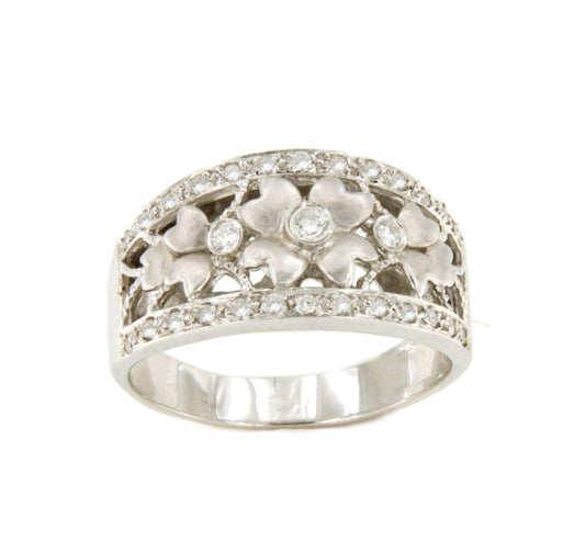 Anillo ONIS con detalle florido en oro blanco de 18 ktes con brillantes.