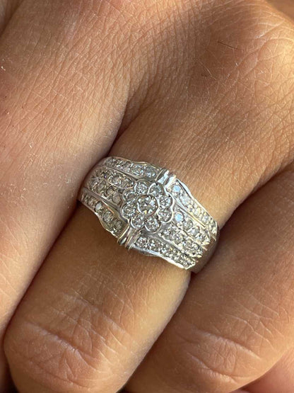 Anillo TRITON centro roseta y brazo con brillantes en oro blanco de 18 ktes