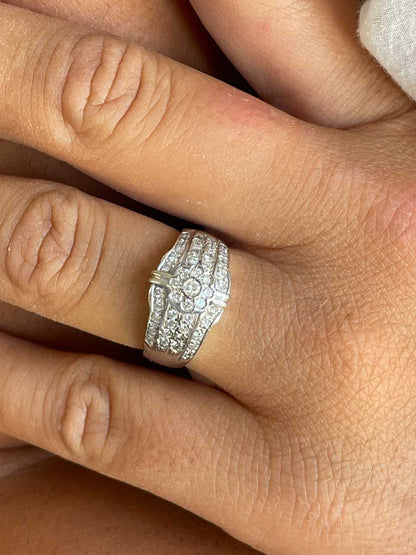 Anillo TRITON centro roseta y brazo con brillantes en oro blanco de 18 ktes