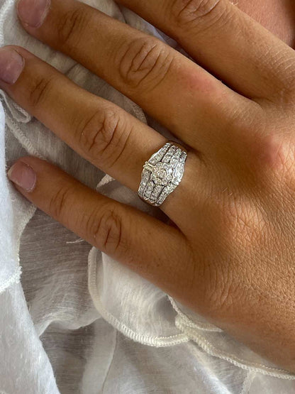 Anillo TRITON centro roseta y brazo con brillantes en oro blanco de 18 ktes